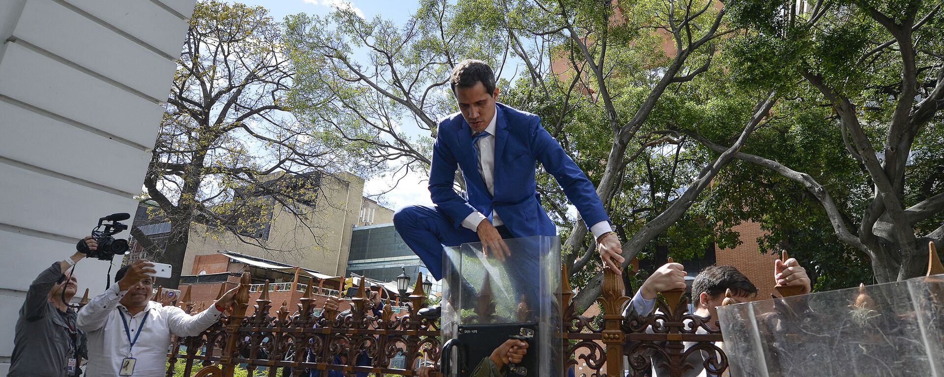El político opositor Juan Guaidó intenta ingresar al edificio de la Asamblea Nacional de Venezuela, evitando los controles en la entrada, en Caracas, el 5 de enero del 2020 - Sputnik Mundo, 1920, 06.01.2023