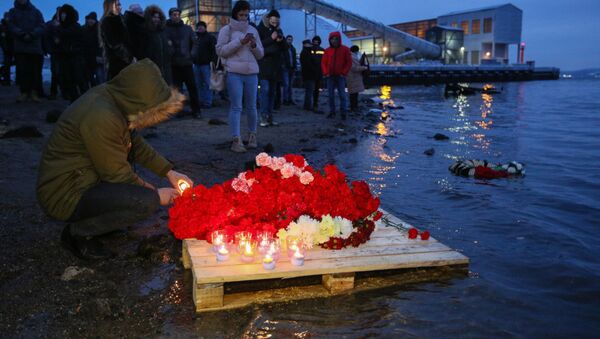 Homenaje después del accidente del pesquero Onega en el mar de Barents - Sputnik Mundo