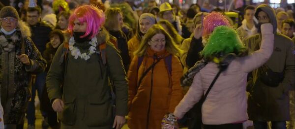 Negacionistas del coronavirus despiden el año bailando y cantando por las calles de Barcelona Negacionistas del coronavirus despiden el año bailando y cantando por las calles de Barcelona - Sputnik Mundo