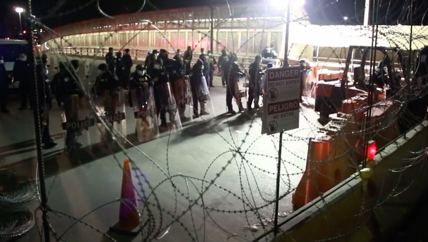 Cientos de migrantes cubanos bloquean la frontera entre México y EEUU - Sputnik Mundo