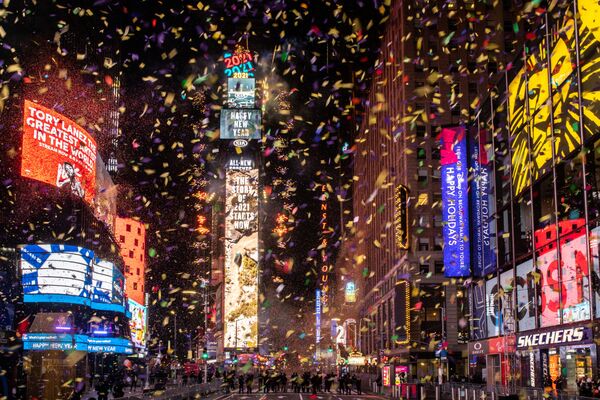La llegada del año nuevo en un evento virtual de Nochevieja celebrado en Times Square, Nueva York (EEUU). - Sputnik Mundo