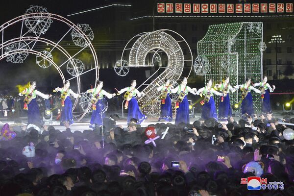 Una multitud se reúne para ver un espectáculo de celebración de Año Nuevo en Pyongyang, Corea del Norte. - Sputnik Mundo