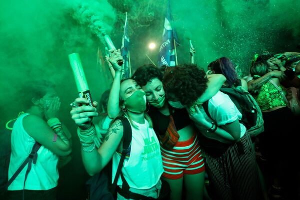 Unas manifestantes a favor de la legalización del aborto celebran en las calles de Buenos Aires (Argentina) el 30 de diciembre de 2020, después de que el Senado del país sancionara la ley que autoriza la Interrupción Voluntaria del Embarazo (IVE) hasta la semana 14 de gestación. - Sputnik Mundo
