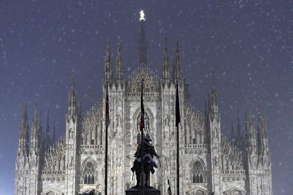 La catedral del Duomo durante una nevada en Milán (Italia), el 28 de diciembre de 2020. - Sputnik Mundo