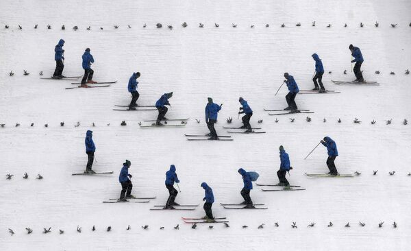 Unos empleados preparan la colina antes de los saltos de entrenamiento del torneo de salto de esquí Cuatro Trampolines en Oberstdorf, sur de Alemania, el 28 de diciembre de 2020. - Sputnik Mundo