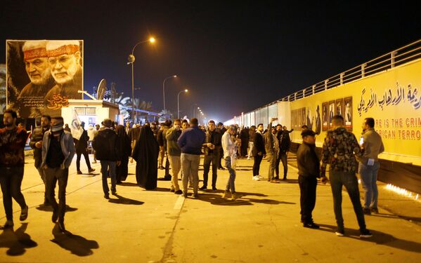 Personas se reúnen en una calle de Bagdad (Irak) para las conmemoraciones del primer aniversario de los asesinatos de Soleimani y Muhandis. - Sputnik Mundo