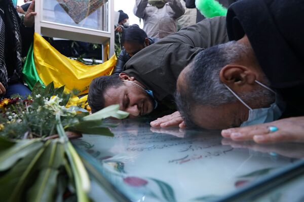 Personas visitan la tumba de Soleimani a un año de su muerte. - Sputnik Mundo