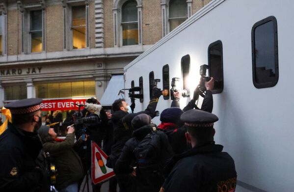 Los fotógrafos toman instantáneas del interior de una camioneta carcelaria que llegó al tribunal de Old Bailey, en un intento de fotografiar a Assange. - Sputnik Mundo