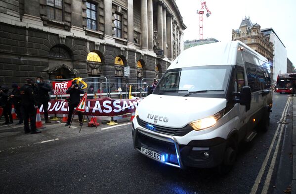 Una camioneta carcelaria, en la que se cree que se transportó a Assange, llega al tribunal de Old Bailey. - Sputnik Mundo