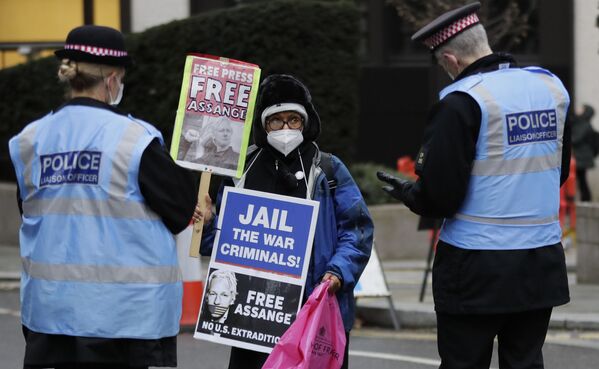 La Policía habla con un manifestante pro-Assange a las puertas de Old Bailey. - Sputnik Mundo