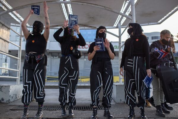 El colectivo feminista chileno LasTesis durante una manifestación en Valparaiso El colectivo feminista chileno LasTesis durante una manifestación en Valparaiso - Sputnik Mundo