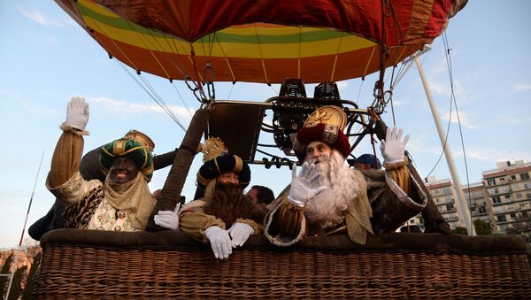 Llegada de los Reyes Magos a Sevilla en globo - Sputnik Mundo