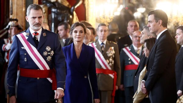 Felipe VI y doña Letizia junto a Pedro Sánchez durante la Pascua Militar de 2020 - Sputnik Mundo