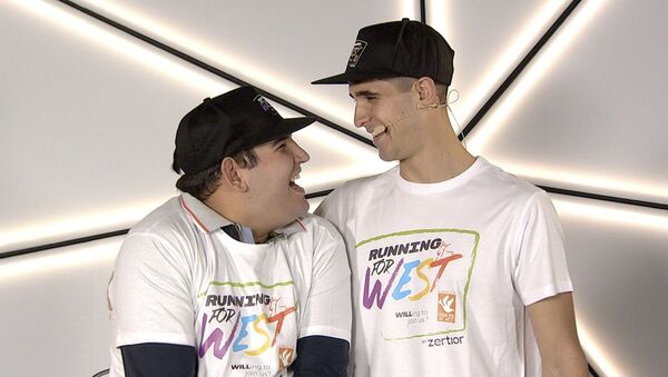 El atleta Diego Méntrida junto a su hermano Carlos, que padece la enfermedad de West - Sputnik Mundo