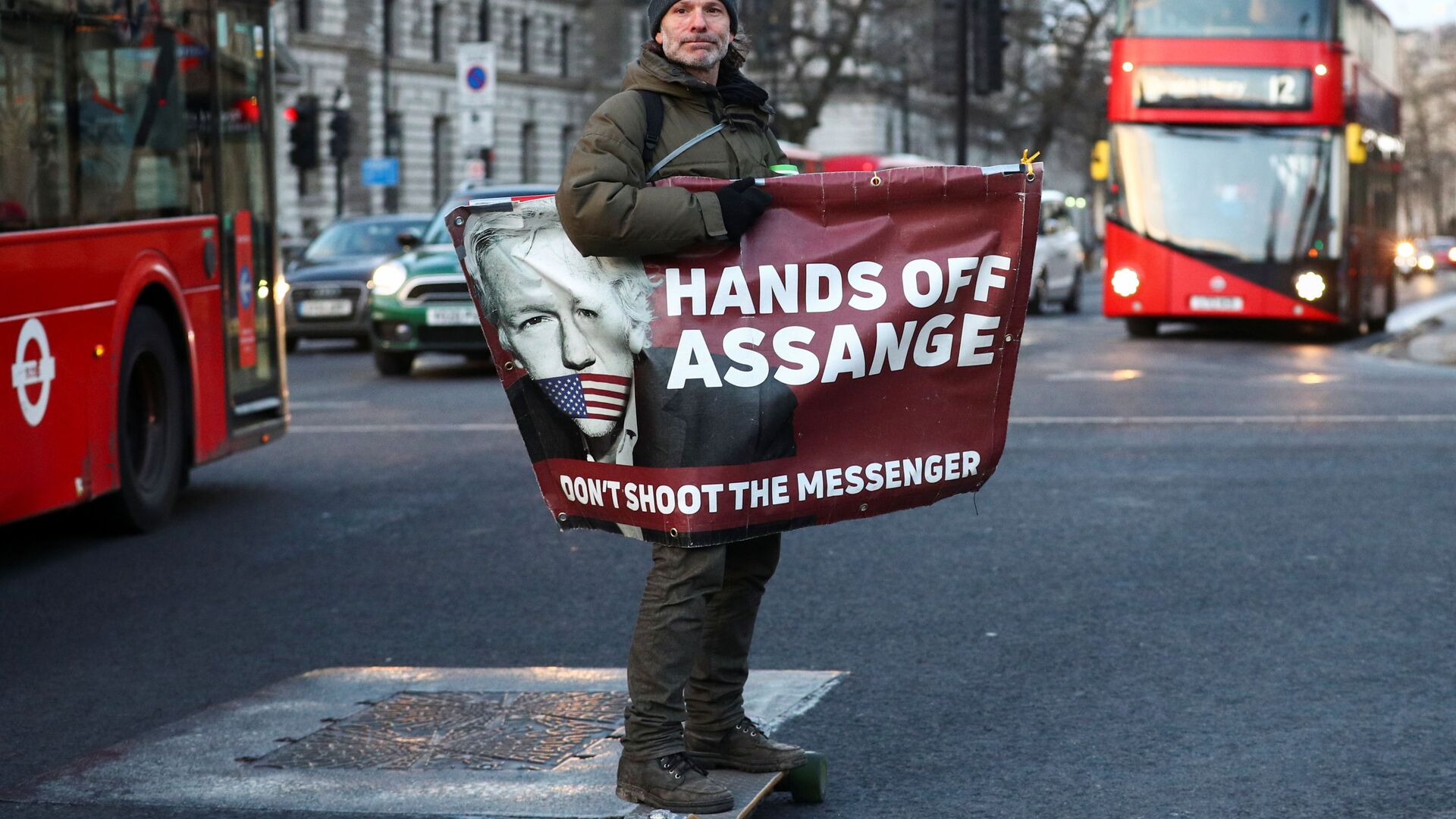 Un partidario del fundador de WikiLeaks, Julian Assange - Sputnik Mundo, 1920, 03.05.2021
