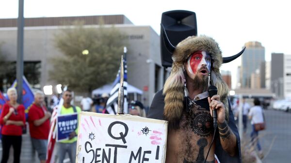 Jake Angeli, conocido como Yellowstone Wolf, en una protesta de Estados Unidos - Sputnik Mundo