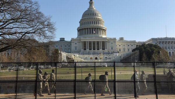 Durante al menos treinta días, 6.200 militares de la Guardia Nacional de Estados Unidos serán desplegados en Washington, donde ya se está construyendo una cerca temporal alrededor del Capitolio. - Sputnik Mundo
