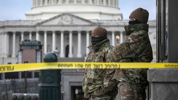 Las tropas de la Guardia Nacional vigilan el Capitolio de EEUU, Washington DC, el 8 de enero de 2021 - Sputnik Mundo