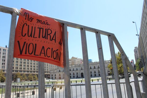 Manifestación feminista frente a La Moneda Manifestación feminista frente a La Moneda - Sputnik Mundo