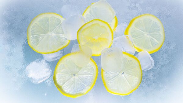 Unos cubitos de hielos y unas rodajas de limón (imagen referencial) - Sputnik Mundo