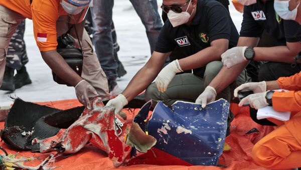 Следователи осматривают обломки, обнаруженные в водах у острова Ява после крушения пассажирского самолета Sriwijaya Air - Sputnik Mundo