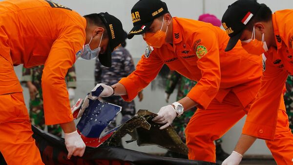 Следователи осматривают обломки, обнаруженные в водах у острова Ява после крушения пассажирского самолета Sriwijaya Air - Sputnik Mundo