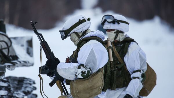 Unos soldados de la Flota del Norte participa de unos entrenamientos durante el invierno - Sputnik Mundo