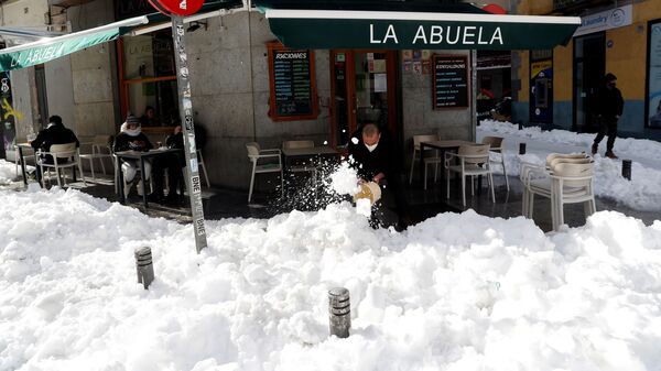 Un trabajador de Madrid retira la nieve a causa de la borrasca Filomena - Sputnik Mundo
