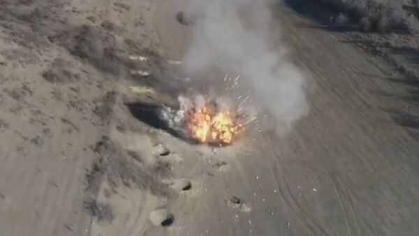 Militares rusos desactivan miles de objetos explosivos en Nagorno Karabaj - Sputnik Mundo