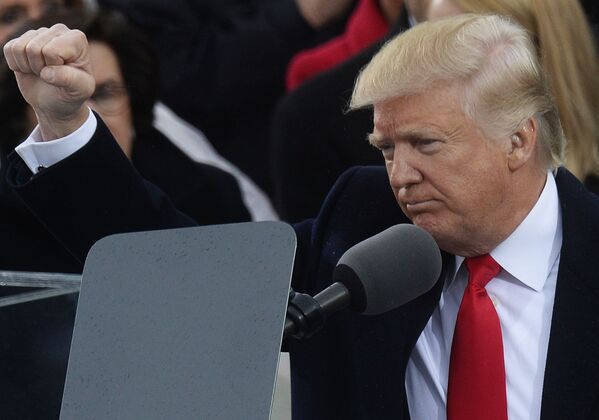 El magnate y presentador Donald Trump se convirtió en el 45.º presidente de EEUU el 20 de enero de 2017. La ceremonia de toma de posesión de Trump estuvo acompañada de protestas en todo el mundo.En la foto: Donald Trump durante su discurso en la ceremonia de su investidura presidencial. - Sputnik Mundo