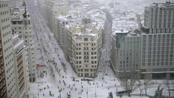 Vista de Gran Via de Madrid bajo el nieve - Sputnik Mundo