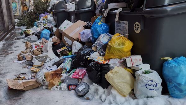 Montones de basura se acumulan en las calles de Madrid tras el temporal - Sputnik Mundo