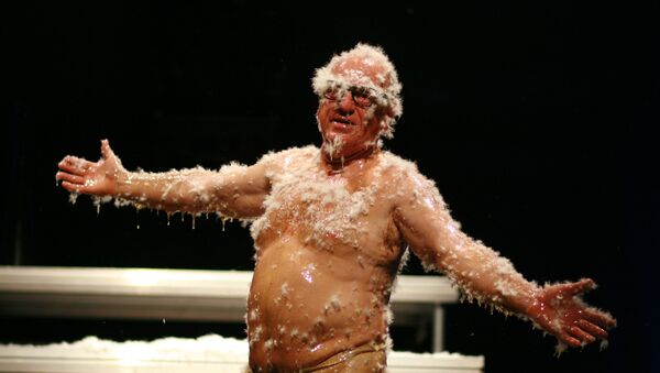 El bufón Leo Bassi, durante la representación de su obra '¡Pandemia! El acojonavirus' - Sputnik Mundo