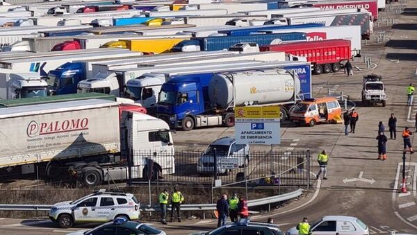 Camiones que han permanecido en áreas de descanso y aparcamientos de la Autovía de Andalucía debido a la borrasca Filomena - Sputnik Mundo