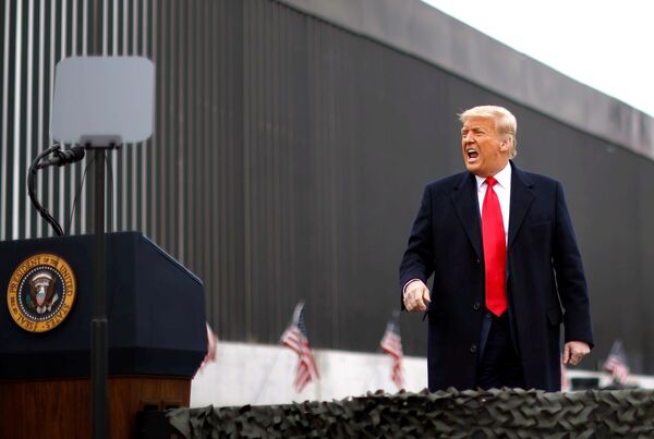 Una de las más famosas fue la promesa de Trump de construir un muro en la frontera con México. Sin embargo, este proyecto no se materializó. Desde enero de 2017 hasta el 18 de diciembre de 2020, se construyeron 704 km del muro, mientras que la longitud de la frontera entre EEUU y México es de 3.100 km. En la foto: Donald Trump durante una visita a Álamo, Texas, el 12 de enero de 2021.  - Sputnik Mundo