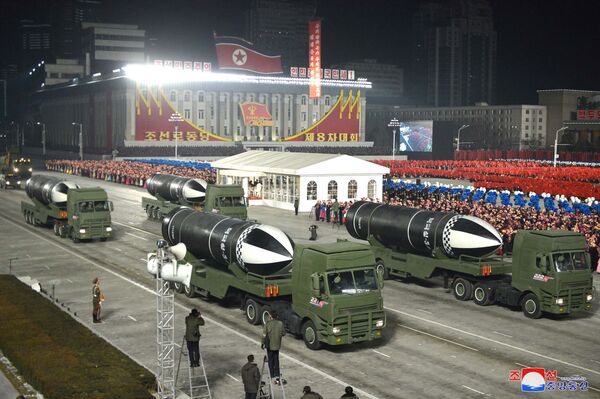 Durante el evento se presentaron al público los misiles balísticos estratégicos Pukguksong-5 basados en submarinos, que posteriormente fueron calificados por los medios locales como el arma más potente del mundo y que demuestra el poder de las Fuerzas Armadas revolucionarias de Corea del Norte. - Sputnik Mundo