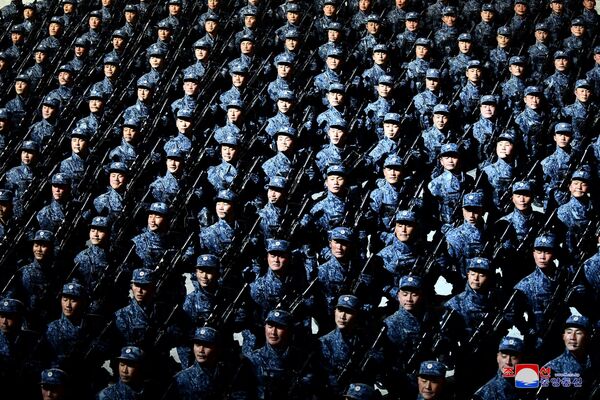 Los soldados marchan en la plaza durante el desfile celebrado con motivo del VIII Congreso del Partido de los Trabajadores de Corea. - Sputnik Mundo