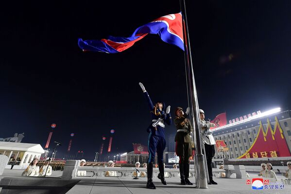 La bandera de Corea del Norte izada durante una ceremonia solemne celebrada con motivo del VIII Congreso del Partido de los Trabajadores de Corea. - Sputnik Mundo