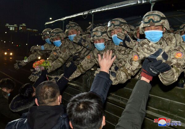 Los residentes de Pyongyang saludan a los participantes del desfile militar que se celebró con motivo del VIII Congreso del Partido de los Trabajadores de Corea. - Sputnik Mundo