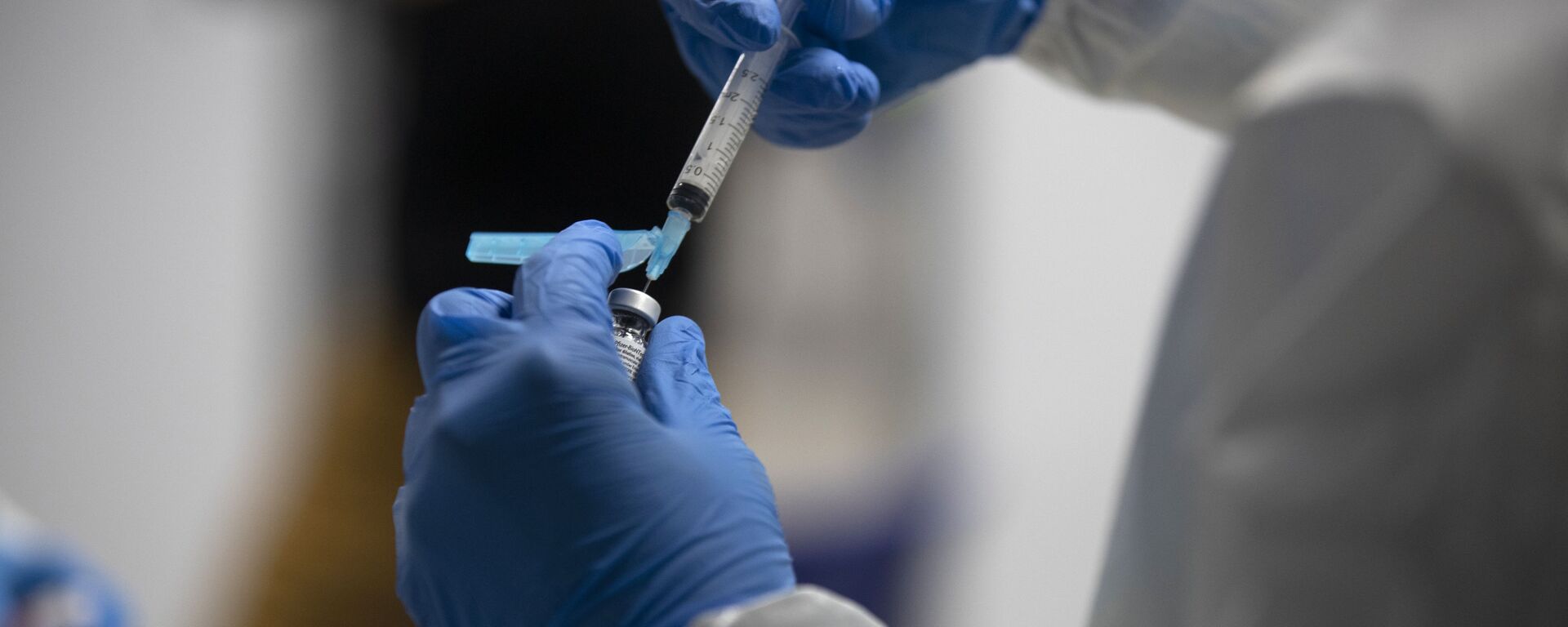 Un trabajador de la salud prepara la vacuna Pfizer-BioNTech COVID-19. España, 12 de enero de 2021 - Sputnik Mundo, 1920, 05.02.2021