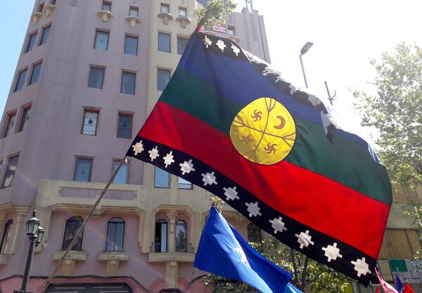 Bandera mapuche en centro de Santiago Bandera mapuche en centro de Santiago - Sputnik Mundo