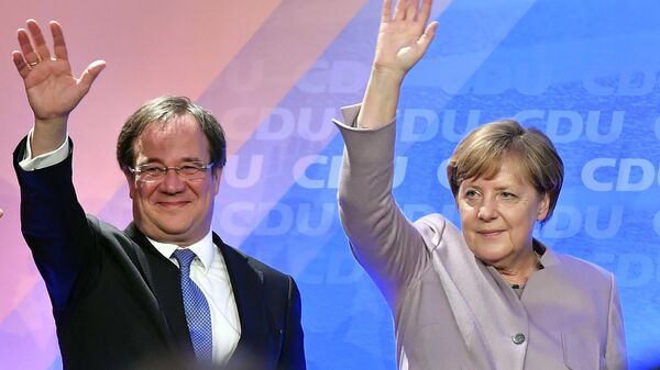 Armin Laschet y Angela Merkel (archivo) - Sputnik Mundo