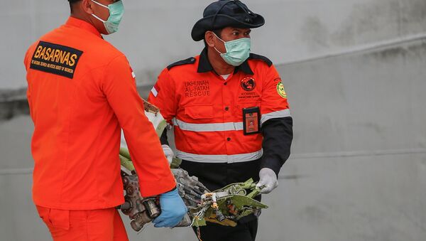 Equipo de rescate lleva escombros del vuelo SJ 182 de Sriwijaya Air - Sputnik Mundo
