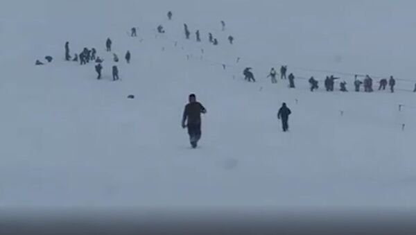 El momento exacto en que una avalancha entierra una estación de esquí en Rusia - Sputnik Mundo