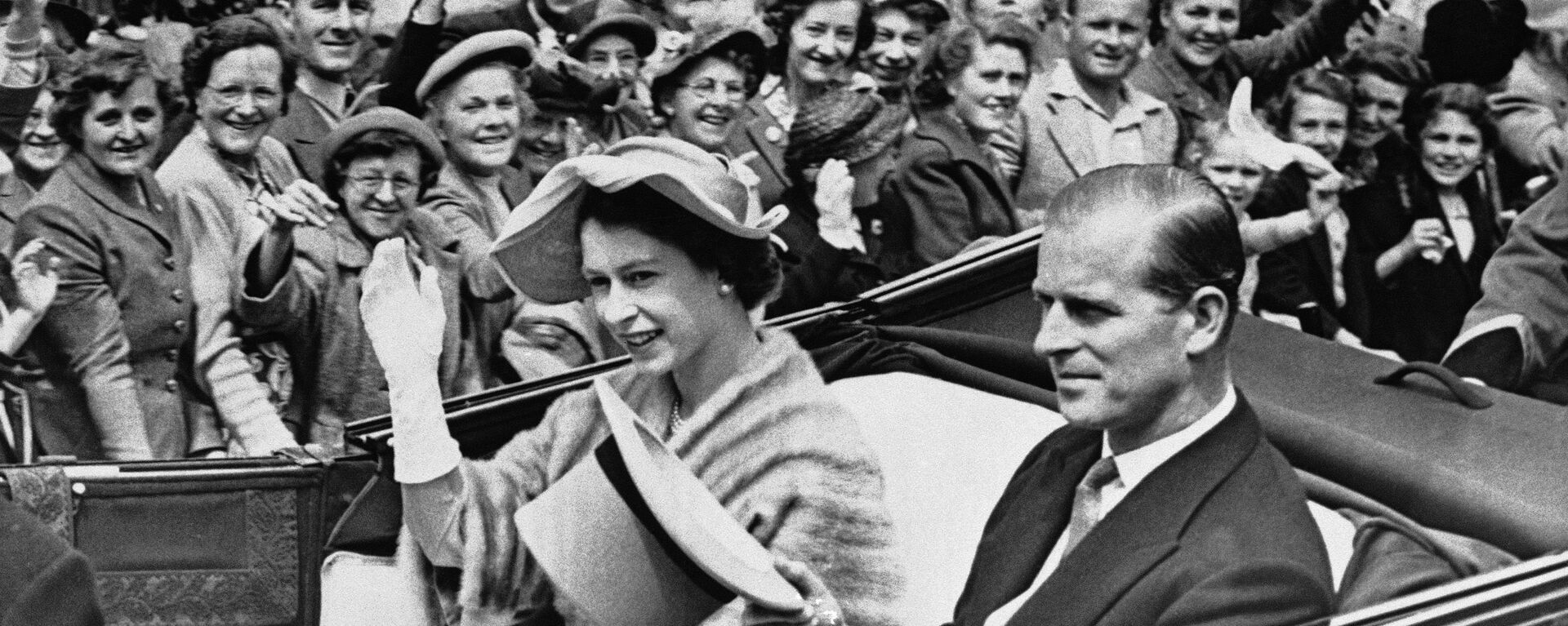 La reina Isabel II y el príncipe Felipe, duque de Edimburgo, en junio de 1952 - Sputnik Mundo, 1920, 18.01.2021