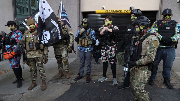 Manifestantes armados en Richmond - Sputnik Mundo