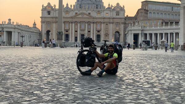 Nil Cabutí, barcelonés de 30 años que recorrió 43 países en bici durante 2020 - Sputnik Mundo