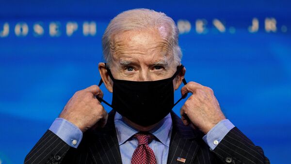 Joe Biden, presidente electo de EEUU, pone la mascarilla - Sputnik Mundo