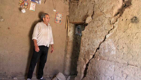 Мужчина в поврежденном доме в результате землетрясения в Аргентине  - Sputnik Mundo