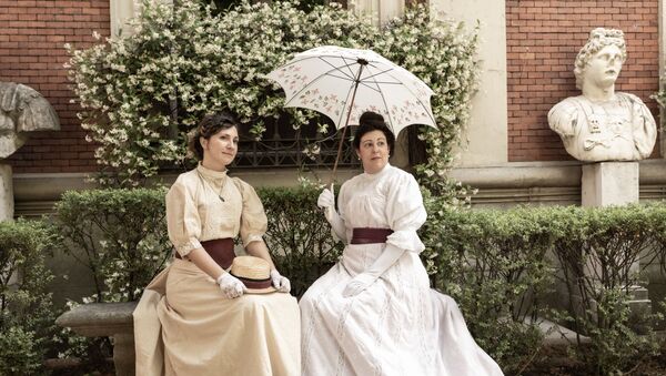 Mujeres vestidas con el estilo del siglo XIX - Sputnik Mundo